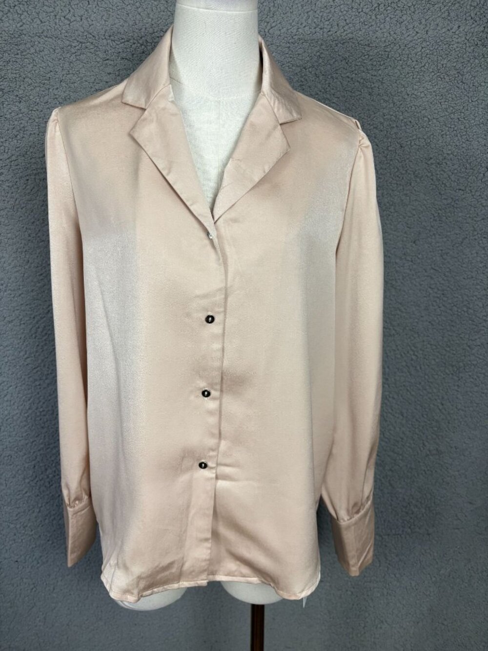 Yazinie Women's Beige Button-Up Collared Long Sleeve Shirt Size Medium NWT's.